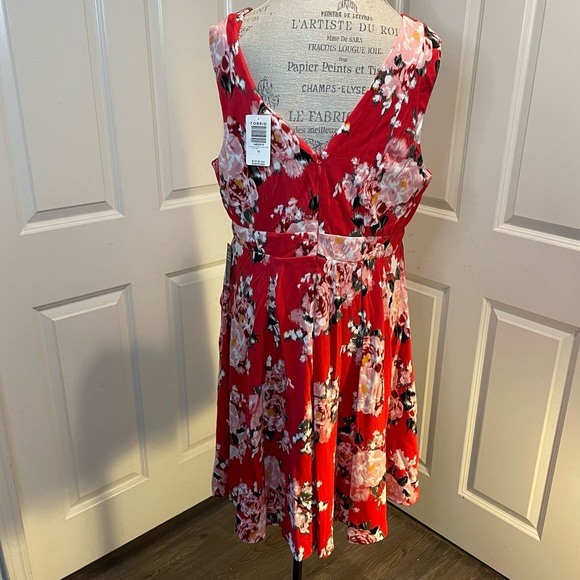 NWT TORRID RED FLORAL CONTURING FIT AND FLARE PONTE DRESS 16 - Picture 8 of 9